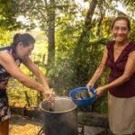 Cocinando-tamales-con-carne,-Doña-Ofelia-Arechavaleta-e-hija,-San-Isidro