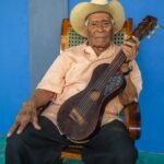 Don-Juanito,-uno-de-los-ultimos-dos-músicos-de-Los-Camaroneros-de-Ojo-de-Agua,-Texistepec